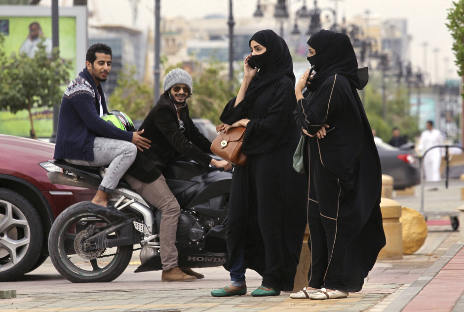 مزاحمت دو جوان برای دو دختر باحجاب  در عربستان/عکس