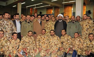 دشمن به دنبال دور کردن قشر تحصیل کرده از مسائل مهم اجتماعی است