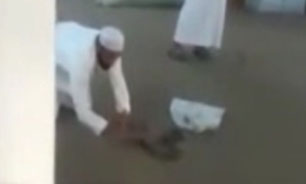 مارگیری عجیب کارمند در اداره! + فیلم