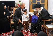 ابعاد زندگی خانواده‌های شهدا در جامعه برجسته شود