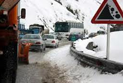 استقرار راهداران در جاده های برفگیر و کوهستانی استان