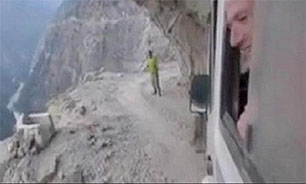 عبور دلهره‌آور از لبه پرتگاه با مینی‌بوس + فیلم