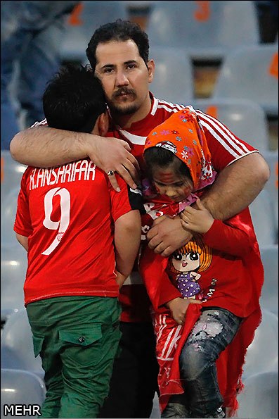 عکس/صحنه‌رمانتیک پس ازبازی پرسپولیس