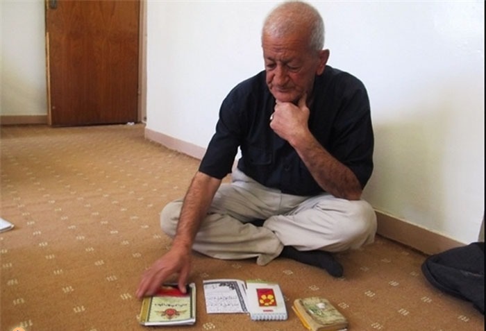 پیرمردی که کارهای عزرائیل را زیر نظر دارد +عکس
