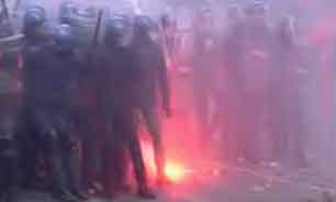 درگيری شديد تظاهرکنندگان با پليس ايتاليا + فیلم