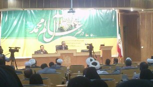 حسن آداب معاشرت پایه ادب اجتماعی است