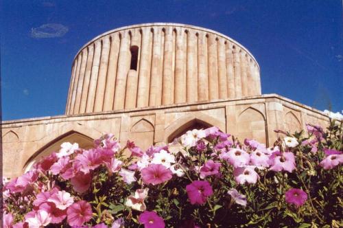 بازدید گردشگران ایتالیایی از عمارت خورشید در شهرستان کلات