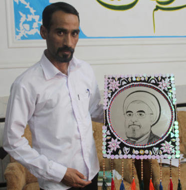 سکه دوزی چهره دکتر روحانی بر روی آینه توسط هنرمند زاهدانی