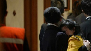 متروی شیکاگو از خط خارج شد/ بخشی از یک واگن از پله های برقی بالا رفت! + عکس
