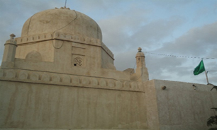 مردی که در سالروز فوتش شادی می کنند