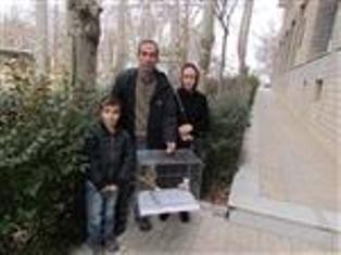 تحویل یک بهله دلیجه توسط دانش آموز زنجانی به محیط زیست  استان
