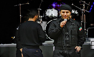لباس عجیب خواننده در کنسرت پر زرق و برقش
