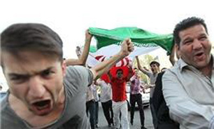 ورود پرچم ۱۰ متری ایران به ورزشگاه