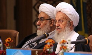 گزینه هایشان زیر میز هم نیست/دشمن برای به زانو درآوردن جوانان برنامه دارد