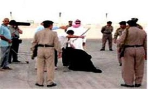 گردن زدن یک زن در عربستان در ملاء عام