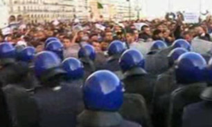 پليس الجزاير بسوی تظاهرکنندگان معترض اهانت به پيامبر اسلام (ص) آتش گشود + فیلم