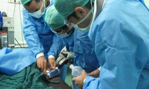 خارج کردن دست کودک سه ساله از چرخ گوشت