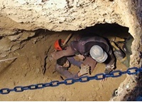 نجات معجزه آسای ۲ چاه‌کن از خطر مرگ