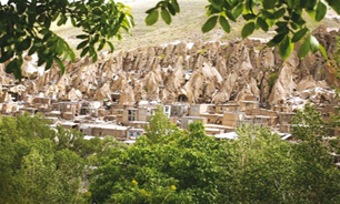 روستایی سنگی که با دست کنده کاری شده