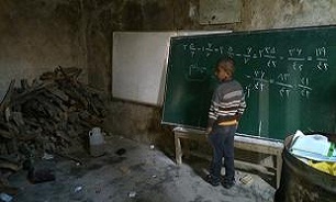 مدرسه‌ای که با هیزم خانه معلم گرم می‌شود + عکس
