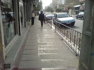 سختی‌های پیاده‌روی در پیاده‌روهای شهرمان