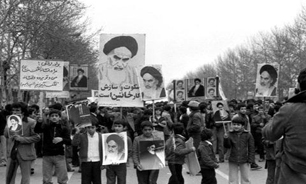 نمایش عکس‌های انقلاب در نگارخانه عکاسان جوان