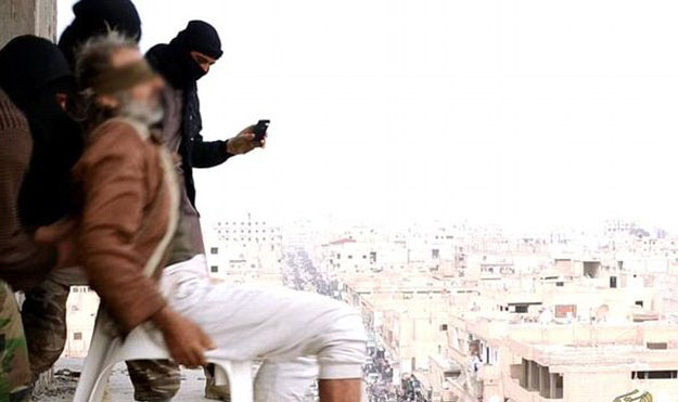 لحظه وحشتناک پرتاب مردی از بالای ساختمان بدست داعش+ تصاویر