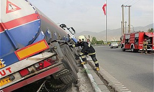 برخورد تانکر 32 هزار لیتری بنزیل با گاردریل بزرگراه شهید باقری