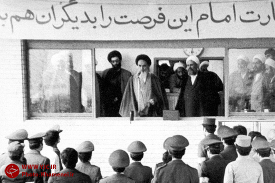 حضرت آیت&zwnj;الله خامنه&zwnj;ای در مراسم بیعت همافران با امام خمینی + تصاویر