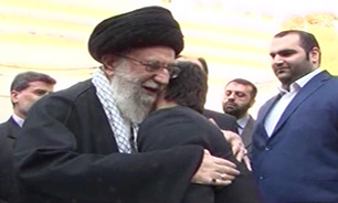 طلایی‌ترین فرنگی کار تاریخ در آغوش رهبر انقلاب + فیلم