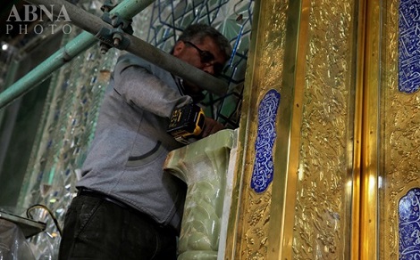 نصب ازاره سنگی جدید جنب درب ورودی حرم امام علی(ع) + تصاویر