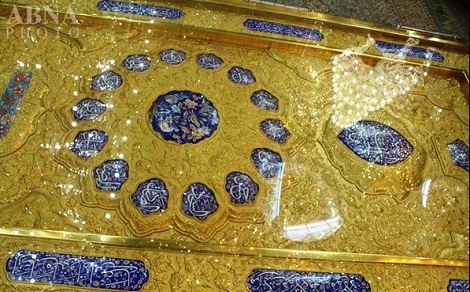 نصب ازاره سنگی جدید جنب درب ورودی حرم امام علی(ع) + تصاویر