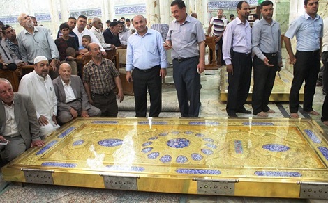 نصب ازاره سنگی جدید جنب درب ورودی حرم امام علی(ع) + تصاویر