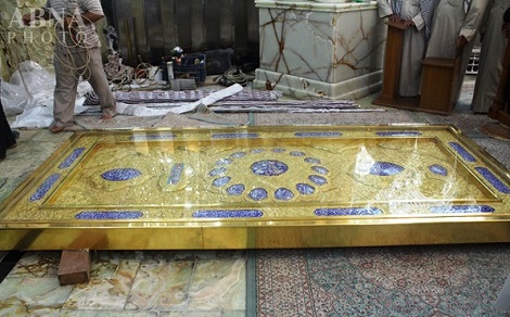 نصب ازاره سنگی جدید جنب درب ورودی حرم امام علی(ع) + تصاویر