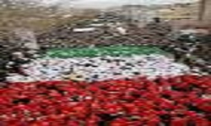هر نفر با یک عکس شهید در راهپیمایی 22بهمن