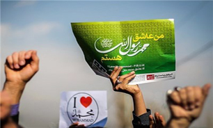 حضور پرشور مردم با پلاکاردهای "من عاشق محمد(ص) هستم" در خیابان انقلاب