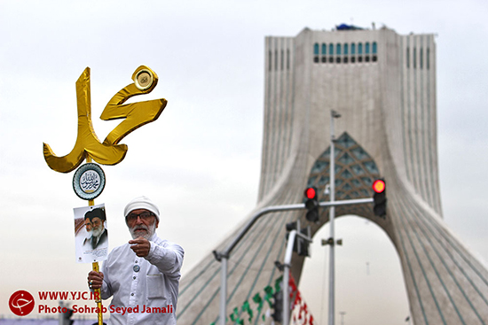 در حاشیه راهپیمایی 22 بهمن/ حضور با لباسی خاص در یک جشن تولد+ عکس
