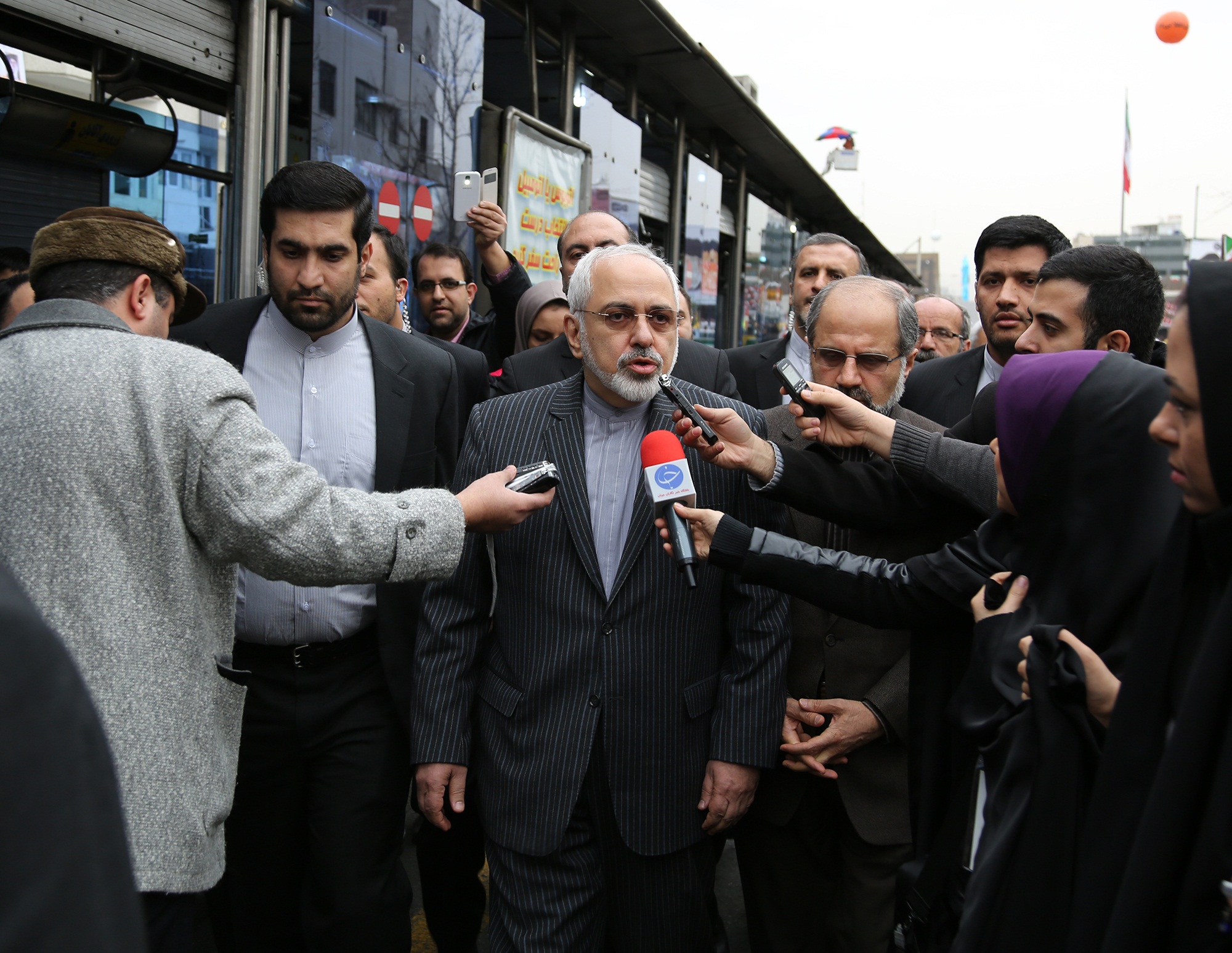 تصاویر حضور ظریف در راهپیمایی 22 بهمن