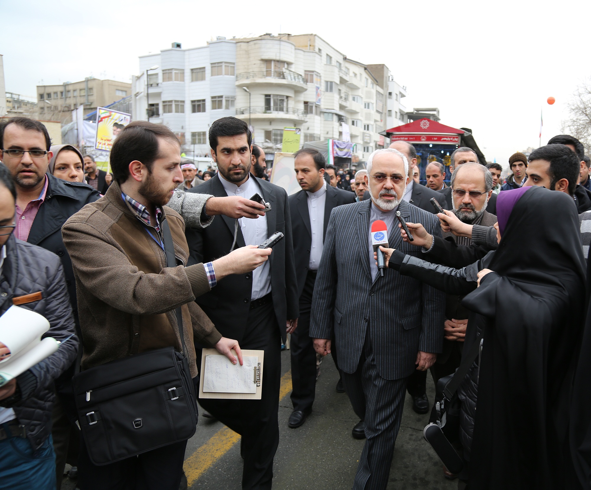 تصاویر حضور ظریف در راهپیمایی 22 بهمن