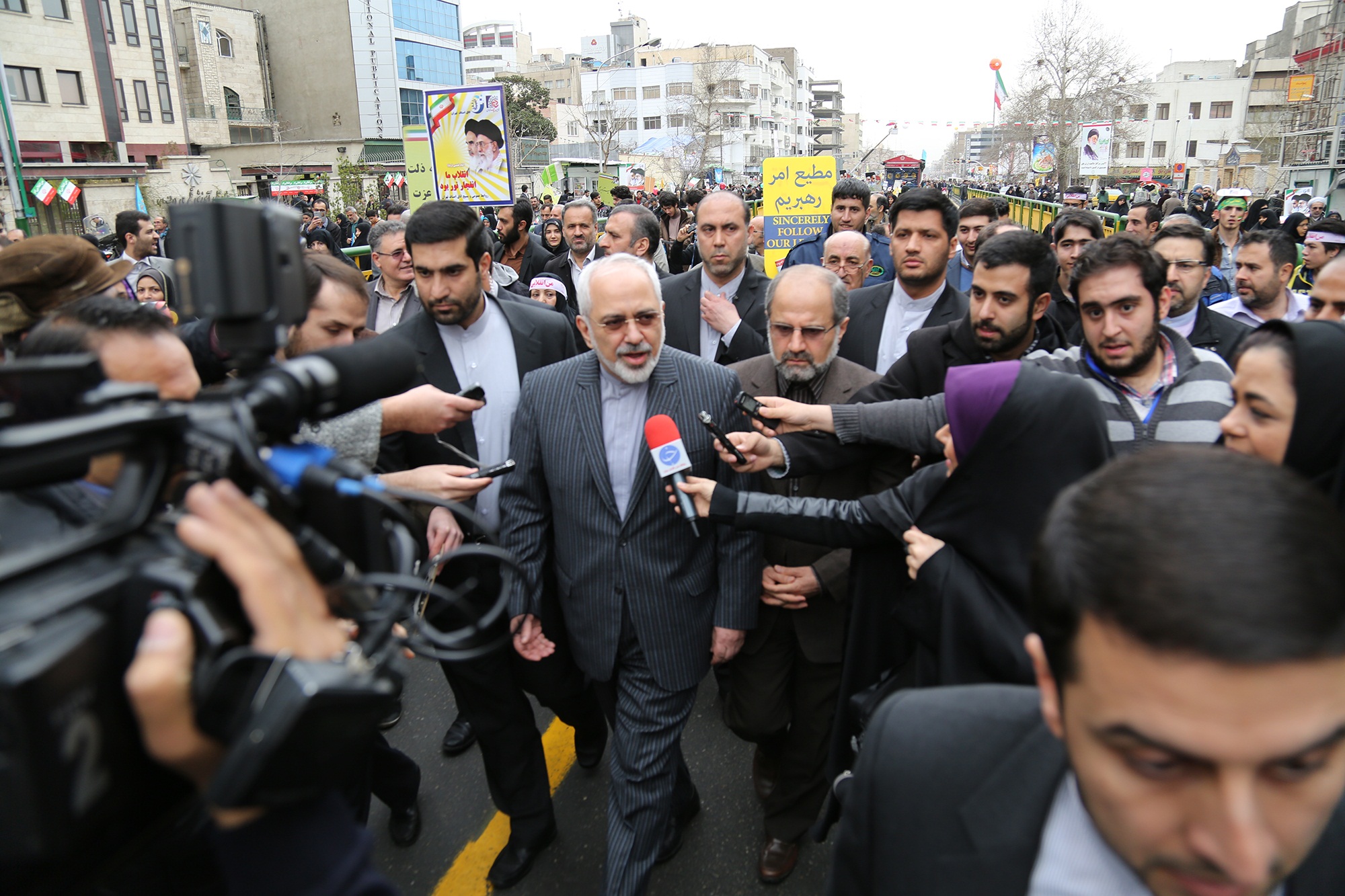 تصاویر حضور ظریف در راهپیمایی 22 بهمن