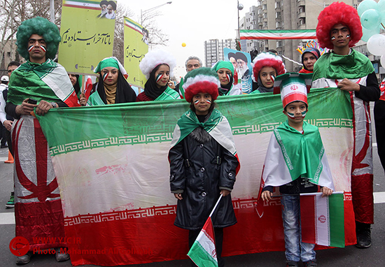 در حاشیه راهپیمایی 22 بهمن/ حضور با لباسی خاص در یک جشن تولد+ عکس