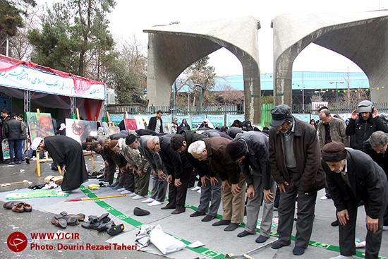 در حاشیه راهپیمایی 22 بهمن/ حضور با لباسی خاص در یک جشن تولد+ عکس