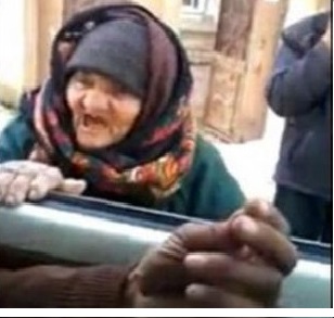 پیرزن شجاع سوری داعش را به چالش کشید!+ عکس