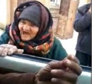 پیرزن شجاع سوری داعش را به چالش کشید!+ عکس