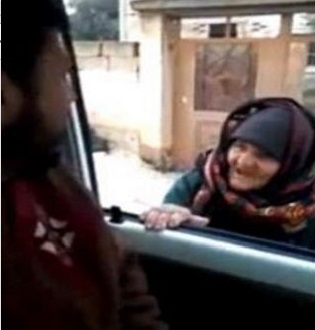 پیرزن شجاع سوری داعش را به چالش کشید!+ عکس