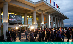 تاخیر سینماگران و مشتاقان چشم انتظار در کاخ جشنواره/عبور هنرمندان از کوچه انقلاب