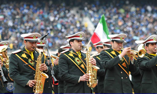 یگان موزیک امین «نام جاوید وطن» و «خمینی ای امام» را اجرا می‌کند