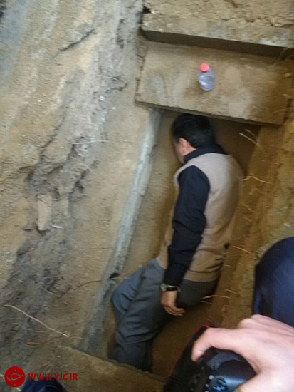 احمدی&zwnj;نژاد در قبر مادرش + عکس