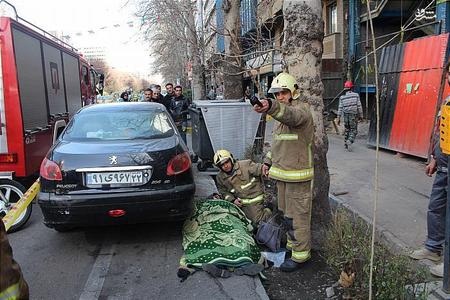 سقوط حفاظ ساختمانی بر سر دو زن در بلوار کشاورز!