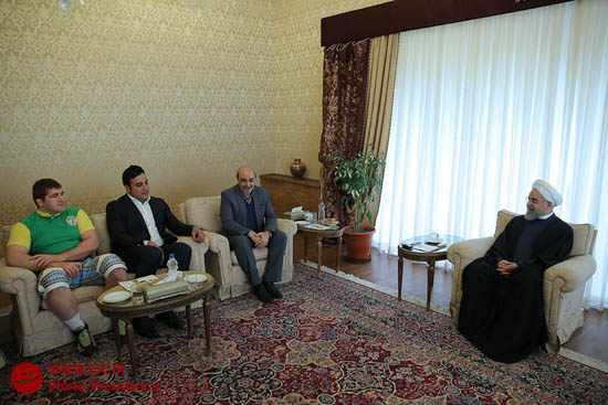 بستن بازوبند پهلوانی سال ۹۳ توسط رییس جمهور + تصاویر